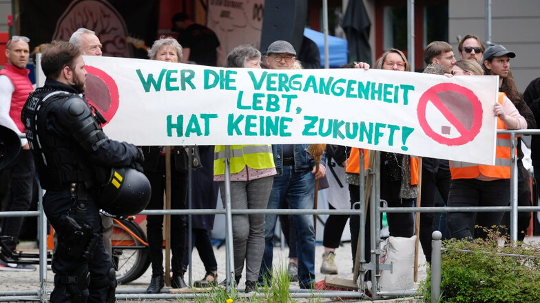 Menschen halten am Rand der Neonazi-Demo ein Protestbanner mit der Aufschrift "Wer die Vergangenheit liebt, hat keine Zukunft!"