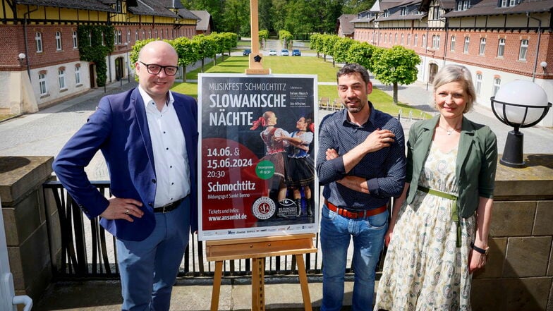 Einladung zum Schmochtitzer Musikfest:  Bildungsgut-Rektor Sebastian Kieslich (l.), SNE-Intendant Tomaš Kreibich-Nawka  und SNE-Geschäftsführerin Diana Wagner
freuen sich, dass es diesmal auf eine musikalische und kulinarische Reise in die Slowakei geht.