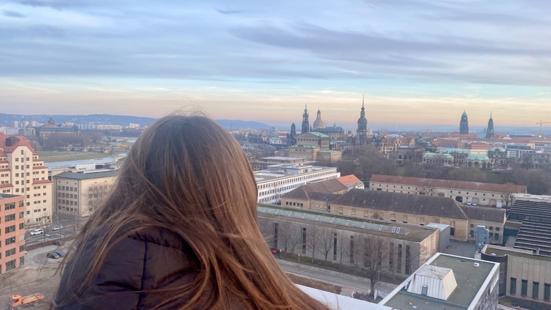 Die 17-jährige Schülerin Ella blickt auf Dresden. Dass sich in der Stadt am 21. Januar so viele dem auch von ihr organisierten Protest angeschlossen haben, mache ihr Mut, sagt sie im Podcast bei Sächsische.de.