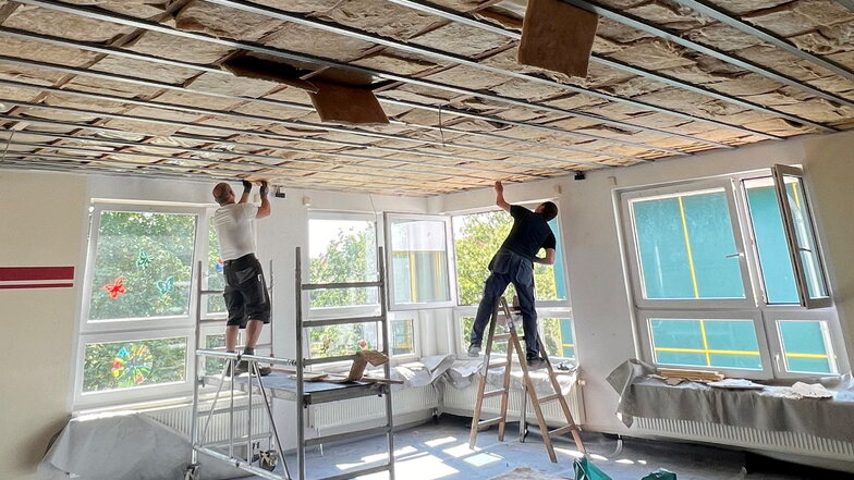 In der KIta "Radebeuler Spatzen" bauten Handwerker einen neuen Schallschutz ein.