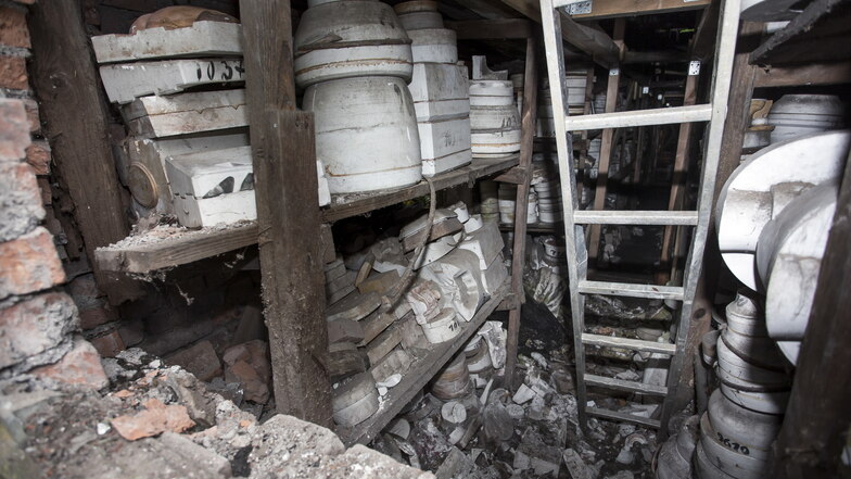 Im Sommer 2016 war die Porzelline-Baracke an der Freitaler Umgehungsstraße einstürzt. Darin lagerten Tausende Urformen zur Porzellanherstellung.