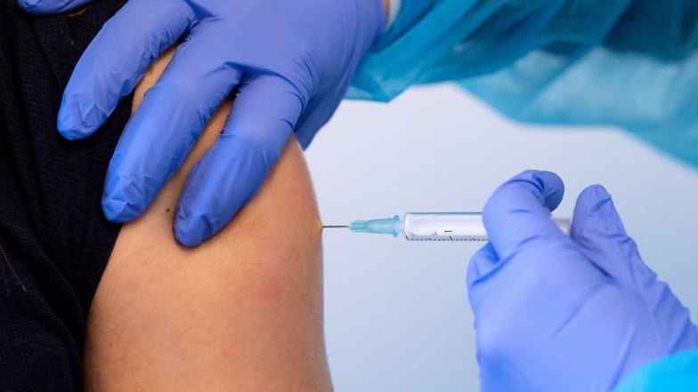 Eine Frau wird mit Corona-Impfstoff geimpft.
Es wird voraussichtlich jährlich aktualisierte Covid-19-Impfungen geben, die auf die jeweils zirkulierende Varianten zugeschnitten sein werden. Die Inzidenz im Landkreis Meißen steigt inzwischen weiter.