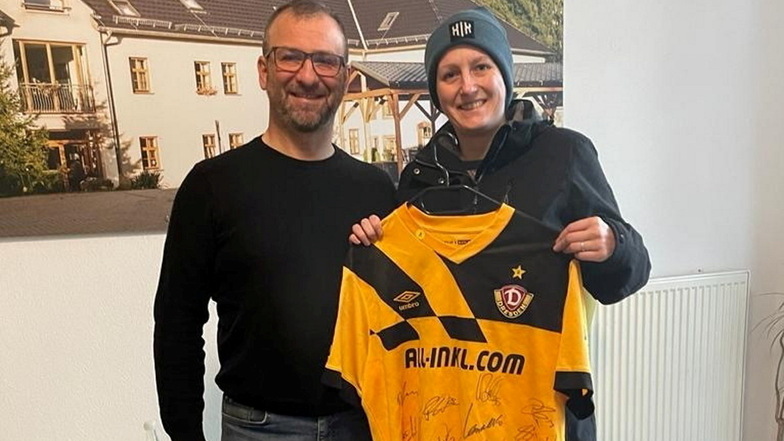 Mary Klügel (r.) und Uwe Falkowski von der Seniorenresidenz "Haus Hutenhof" mit dem Trikot von Dynamo Stürmer Stefan Kutschke.