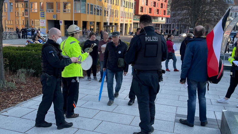 Bei einer Demo gegen die Corona-Maßnahmen Ende März in Bautzen entfernten Polizisten ein Z-Symbol von der Kleidung einer Frau.