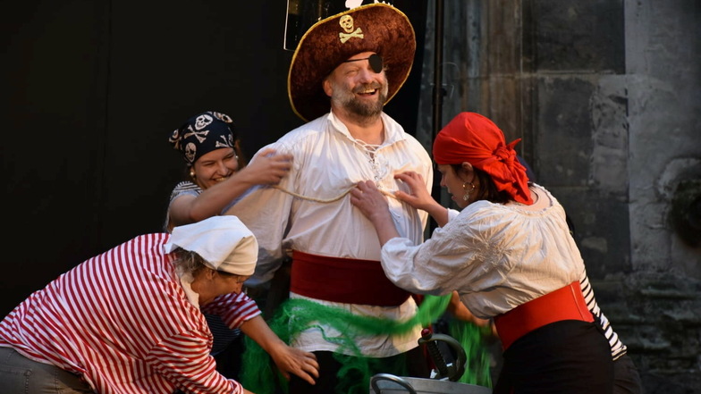 Die Freispielbühne Görlitz ist schon oft in Görlitz aufgetreten, hier an der Peterskirche mit dem Stück "Piraten".