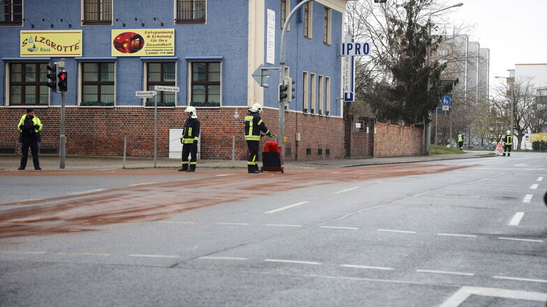 Feuerwehr beseitigt Dieselspur in Riesas Innenstadt