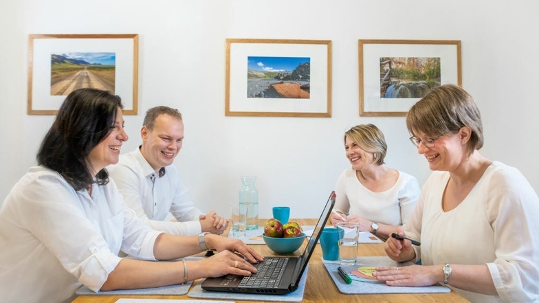 Geschäftsführerin Jana Simmat (hinten rechts) und ihre Mitarbeiter bei der intersyst gmbh Dresden bieten eine virtuelle Berufemesse an.