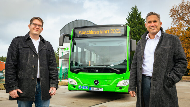 Stellvertretend für die Verkehrsgesellschaft Hoyerswerda mbH und die Breitband Hoyerswerda GmbH präsentieren die jeweiligen Geschäftsführer, Stefan Löwe (l.) und Jan Schulze (r.), den Bus.
