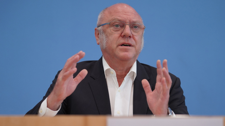 Der Geschäftsführer des Deutschen Paritätischen Wohlfahrtsverbands Ulrich Schneider tritt nach eigenen Angaben aufgrund der umstrittenen Rede von Sahra Wagenknecht im Bundestag aus der Partei aus.