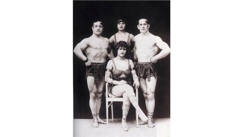 Varietégruppe "Vier Redams-Kraftathleten" (v.l. Ewald Redam, sitzend seine Frau Ludmilla und 2 Athleten (leider sind die Namen nicht bekannt)