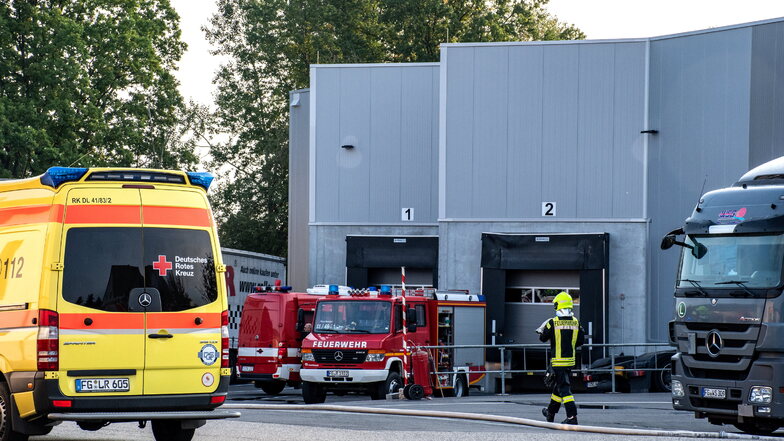 Feuerwehren aus Waldheim und Hartha waren am Sonntagmorgen bei einem Schwelbrand bei der Speditions WSG im Einsatz.