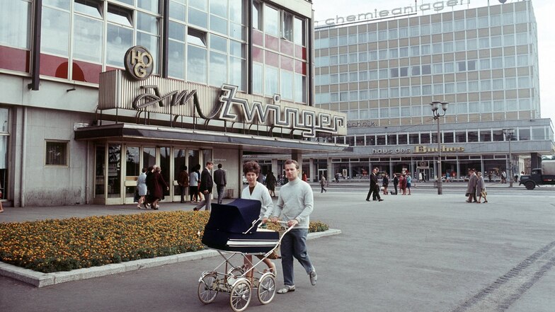 HO-Gaststätte „Am Zwinger“ und Institutsgebäude mit „Haus des Buches“ am Postplatz im August 1969.