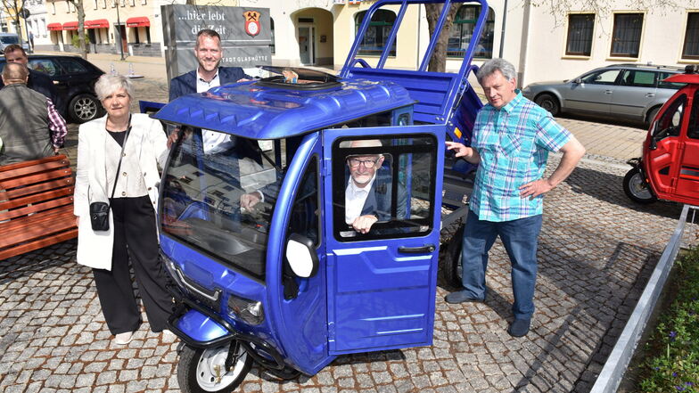 Frank Schütze (rechts) präsentierte die kleinen Elektrotransporter in Glashütte und stellte sie Ines Kummer, Sven Gleißberg und Gerhard Liebscher (von links) vor.