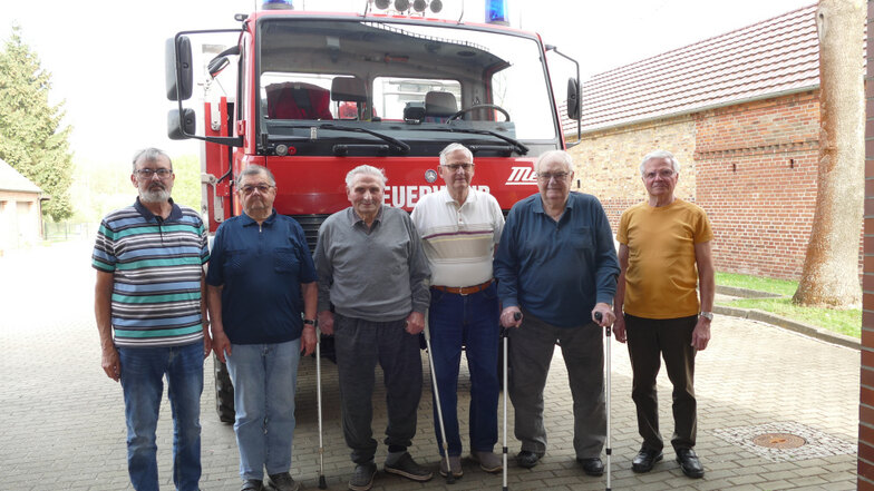 Sie gehören zur Alters- und Ehrenabteilung der Feuerwehr Zerre: Harry Haschick, Manfred Wierick, Reinhard Kasper, Horst Waschnik, Gerhard Domann, Werner Waschnik (v.l.n.r.)