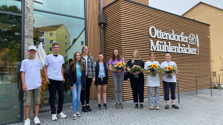 Beim Ottendorfer Mühlenbäcker haben diese fünf jungen Frauen und Männer links im Bild ihre Ausbildungen begonnen. Mit Blumensträußen wurden die vier Lehrlinge rechts im Bild verabschiedet.
