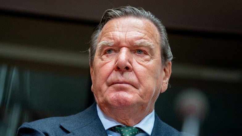 SPD-Altkanzler Gerhard Schröder muss wegen seiner Russland-Kontakte jetzt sogar um die staatliche Versorgung bangen.