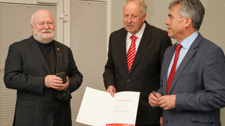 Bautzens Ex-OB Christian Schramm (l.) wurde jetzt mit der Dr.-Johann-Christian-Eberle-Medaille geehrt. Michael Ermrich, Präsident des Ostdeutschen Sparkassenverbandes (M.), überreichte ihm die Eberle-Medaille. Auch Landrat Michael Harig (r.) gratulierte