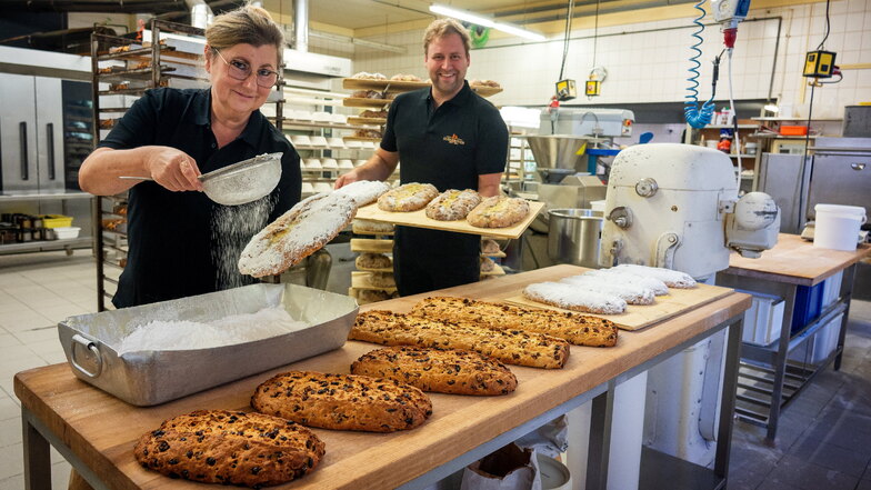 Franziska und Patrick Seyffarth von der Bäckerei Körner beim Zuckern von Stollen. Deren Produktion läuft auf Hochtouren.