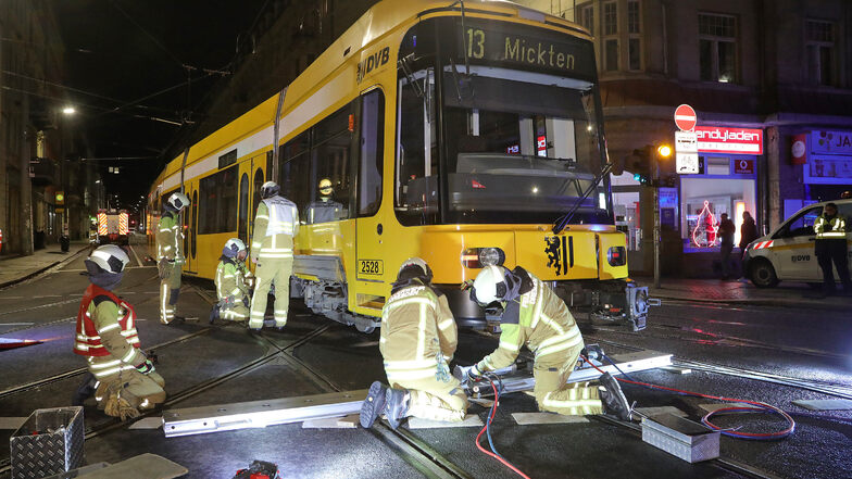 Kurz vor Weihnachten musste die Feuerwehr eine Straßenbahn in die Gleise setzen, die auf der Kreuzung Bautzner Straße/Rothenburger Straße aus den Schienen gesprungen war.