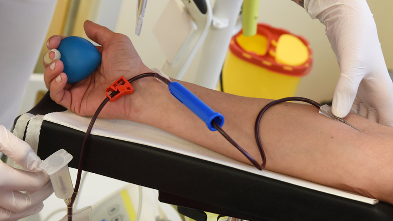 In einem Blutspendezentrum spendet eine Frau Blut. Die Angst vor dem Coronavirus wirkt sich vielerorts auch auf die Blutspendebereitschaft aus.