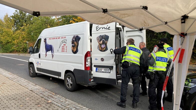 Über die Rottweiler im Laderaum des Transporters staunten die Bundespolizisten nicht schlecht.