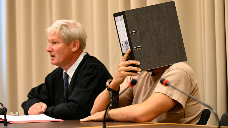 Nico H. soll sich wiederholt an Kindern vergangen haben, einige waren kaum zwei Jahre alt. Seit Mittwoch steht der 37-Jährige, hier mit seinem Verteidiger Daniel Sittner (l.), vor dem Landgericht Dresden.