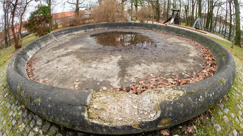 Der marode Springbrunnen im Zille-Hain in Radeburg bleibt vorerst stillgelegt. Eine Sanierung ist derzeit viel zu teuer.