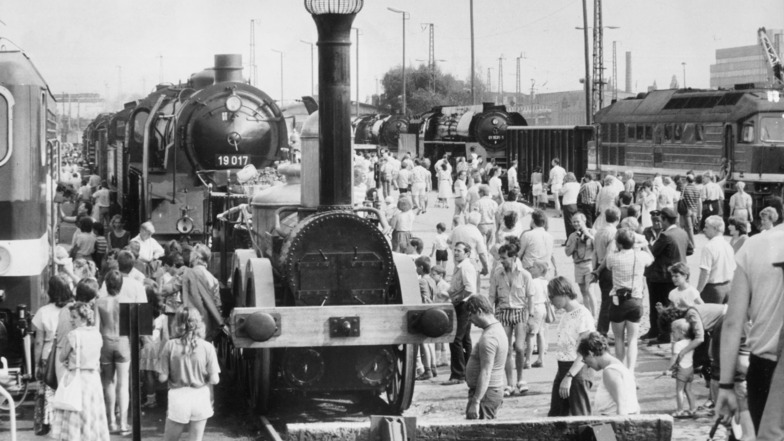 Nachbau der frühen Dampflokomotive „Saxonia“. Etwa 20.000 Eisenbahnfreunde kamen im August 1989 auf den Bahnhof Radebeul-Ost zur Ausstellung historischer Schienenfahrzeuge. Die Veranstaltung bildete zugleich den Abschluss der Veranstaltungen zum Jubiläum