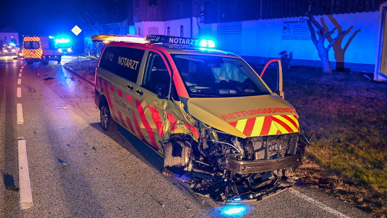 Bei einem Zusammenstoß zwischen einem Notarztfahrzeug und ein Pkw sind am Donnerstagabend in Weißnaußlitz drei Menschen verletzt worden.