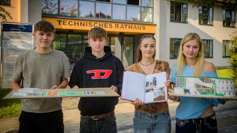 Marius, Lennox, Mathilda und Anna (v. l. n. r.) vom Lößnitzgymnasium präsentieren im Technischen Rathaus Modelle ihrer Traum- und Wunschschule. An dem Rathaustag sind Ideen junger Leute zur Stadtplanung gefragt.