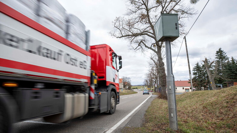 Pendler und Schüler, die auf die Busverbindung nach Pirna angewiesen sind, haben in Krietzschwitz an der Bundesstraße 172 eine gefährliche Strecke. Es fehlt ein Fußweg.