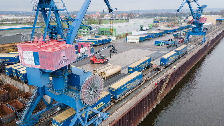 Zur Verlagerung des Güterverkehrs will die Sächsische Binnenhäfen Oberelbe GmbH ihren Trailerport im Dresdner Hafen für 3,4 Millionen Euro ausbauen. Dort fahren Züge mit 38 Sattelaufliegern nach Rostock und Curtici in Rumänien, weitere Verbindungen