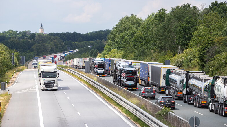 Stau auf der Autobahn A4 zwischen Bautzen und Weißenberg: Vor allem Baustellen könnten den Verkehr auch am Pfingstwochenende ausbremsen.