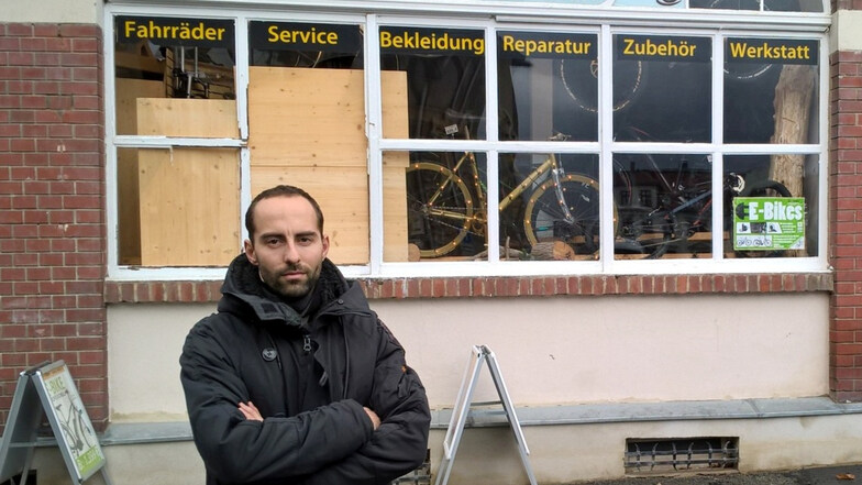 Jens Jankowski am zerstörten Schaufenster seines Fahrradladens an der Reichenberger Straße.
