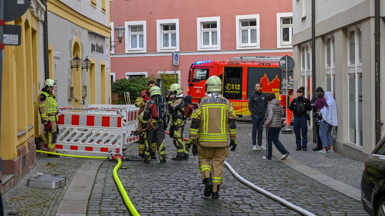 Der Feuerwehreinsatz am Sonnabendvormittag in Bautzen lockte auch Schaulustige an.