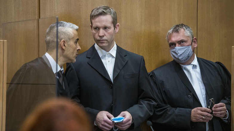 Der Angeklagte Stephan Ernst (Mitte) im Gerichtssaal mit seinen Anwälten. Die Familie des Opfers würdigt er keines Blickes, die Tat bestreitet er inzwischen und will sie einem Komplizen zur Last legen.