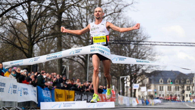 Am 3. April kürte sich Hendrik Pfeiffer zum deutschen Marathon-Meister. Doch nun muss der 29-Jährige um die damit verbundene Qualifikation für die EM bangen.