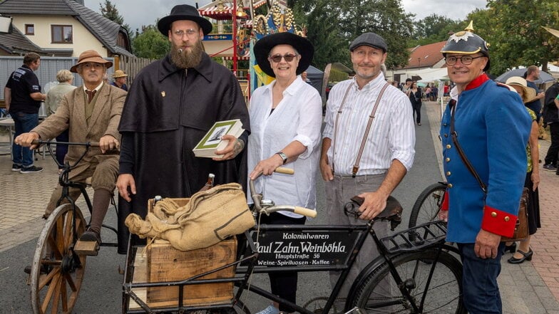 "Ein richtig schönes Fest auf die Beine gestellt": Christina Koch, Vorsitzende des Kultur- und Heimatvereins Radeburg (M.).