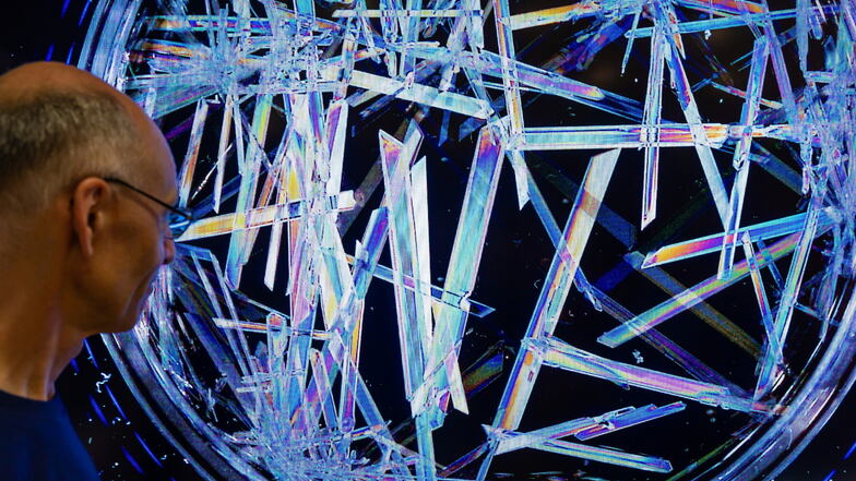 Ist das Kunst? Nein, Wissenschaft! Am Max-Planck-Institut für Chemische Physik fester Stoffe gab es diese beeindruckende Projektion von Natriumsulfat-Kristallen zu sehen.