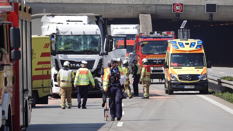 Auf der Autobahn 17 hat es am Freitag gekracht. Ein Lkw-Fahrer wurde dabei schwer verletzt.