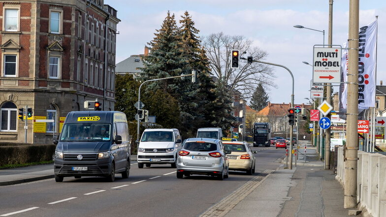 Schwer zu verstehen an dieser Heidenauer Kreuzung: Rot in Richtung Dresden und auf der Gegenspur rollt der Verkehr. Doch es gibt einen Grund.