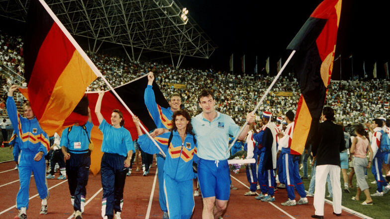 Arm in Arm laufen die Fahnenträger Gabriele Lippe aus der BRD und Ulf Timmermann aus der DDR am 1. September 1990 bei der Abschlussfeier der Leichtathletik-EM ins Stadion von Split ein.