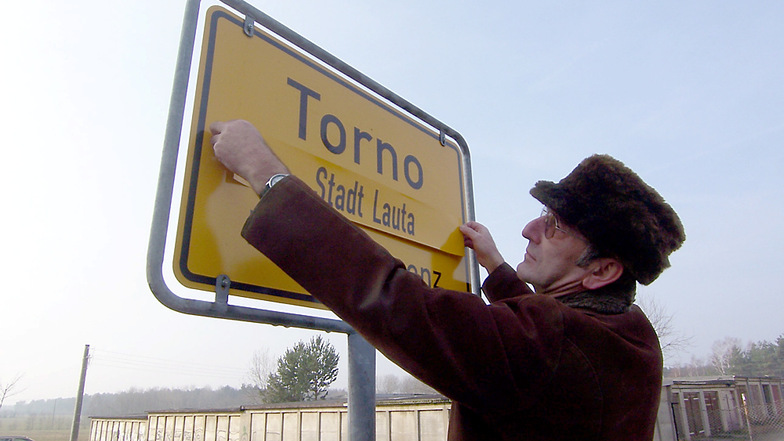 Die Eingemeindung war vollzogen: Mit einem Aufkleber dokumentierte Karl-Heinz Löffler als Ex-Bürgermeister von Leippe-Torno Anfang des Jahres 2007 die Zugehörigkeit von Torno (im Bild) und Leippe zur Stadt Lauta, die damals noch dem Landkreis Kamenz an