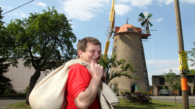 Friedrich Jenichen holt an der Pahrenzer Windmühle die Mehlsäcke heraus.