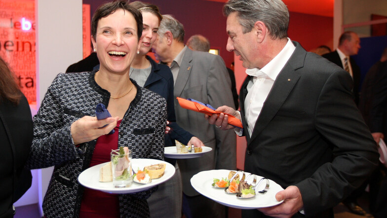 Frauke Petry (Blaue Partei) und Tim Lochner, Vorsitzender der Stadtratsfraktion „ Pirna kann mehr – Blaue Wende “ (PKM-BW) am Buffet. Fotos: Daniel Förster 