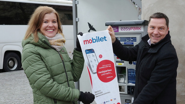 Belinda Zickler vom Ordnungsamt Meißen und Torsten Stölzner von der Stadtraum GmbH konnten heute den ersten Parkscheinautomaten mit den neuen Mobilet-Hinweisschildern bekleben.