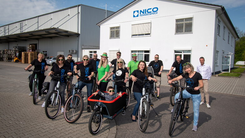 13 Angestellte von Nico Fahrzeugteile in Mockritz bekommen Dienstfahrräder gestellt. Eine Idee von Geschäftsführer Markus Rütz (rechts hinten).