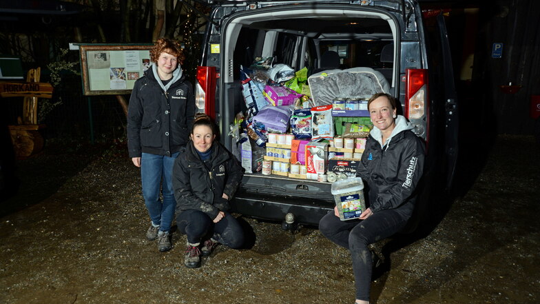 Jennifer Herkert, Aimee Zille und Melanie Reiche (v.l.) freuen sich über die Spenden der Weihnachtsaktion aus den Zoohandlungen in Görlitz, Weißwasser und Dresden. Sie kommen dem Tierheim St. Horkano zugute.