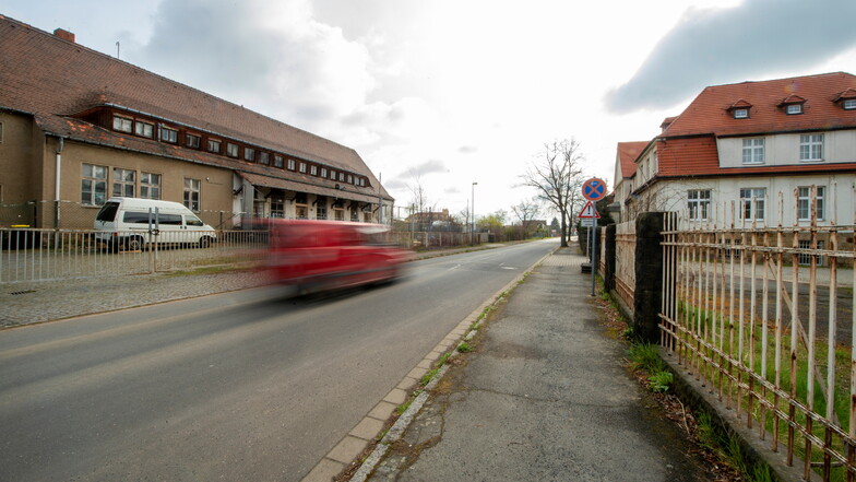 In die Alten Molkerei(links) soll nach Wunsch der Stadt nur Gewerbe einziehen, so wie in den Gewerbehof Radebeul auf der gegenüberliegenden Straßen. Dort stehen jedoch einige Büros und Hallen leer.
