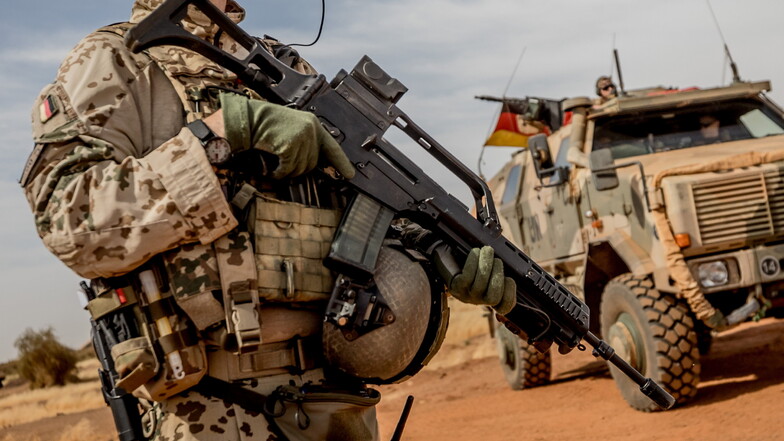 Ein Soldat der Bundeswehr steht mit einem Sturmgewehr vom Typ G36 am Flughafen nahe des Stützpunktes in Gao im Norden Malis.